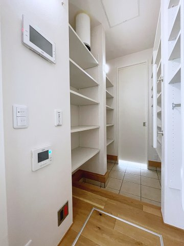 中古戸建　郡山市富久山町久保田本木　行健小・行健中の収納|シューズクロークは可動式の棚が多く、サイズごとに整理整頓が可能です！