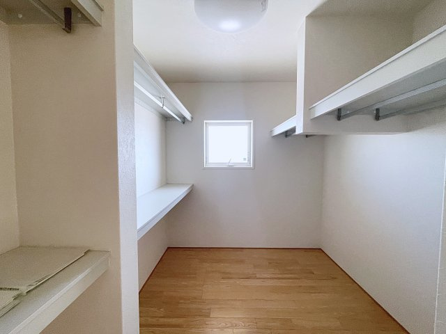 中古戸建　郡山市富久山町久保田本木　行健小・行健中の収納|WIC　広々としており棚やハンガーポールで衣類を見やすく整理整頓できます！