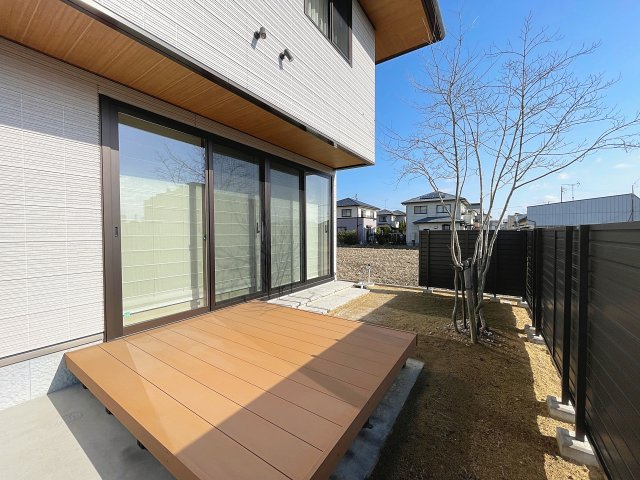 中古戸建　郡山市富久山町久保田本木　行健小・行健中の庭|ウッドデッキは暖かい時期には家族団らんスペースに◎