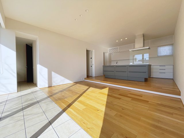 中古戸建　郡山市富久山町久保田本木　行健小・行健中の居間・リビング|リビングはアイランドキッチンで余計な仕切りがないため開放的な空間です！