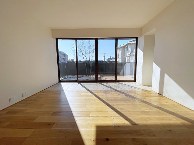 中古戸建　郡山市富久山町久保田本木　行健小・行健中の居間・リビング|壁一面の大きな窓から日差しがたっぷり降り注ぐ憩いの場！リビング続きのウッドデッキで更に開放的！