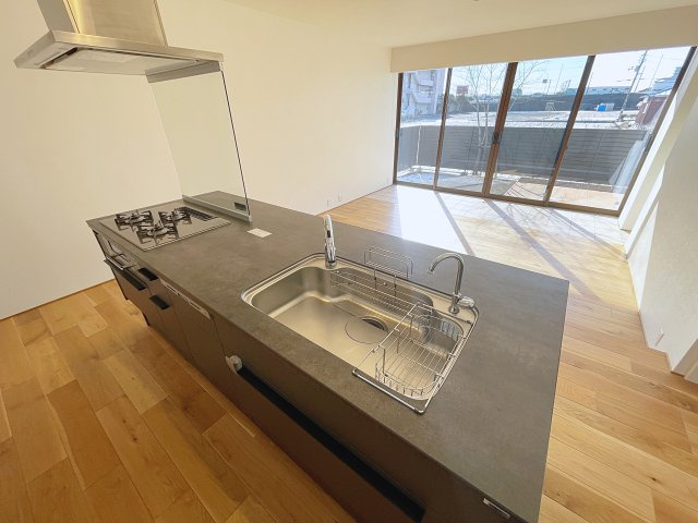 中古戸建　郡山市富久山町久保田本木　行健小・行健中のキッチン|アイランドキッチンは余計な壁がなく、空間全体に広がりが生まれ開放的！傷がつきにくいセラミックです！