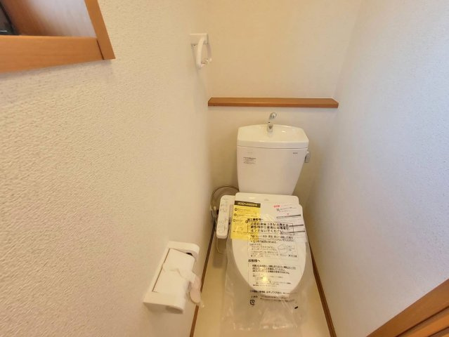 下野市石橋A 中古戸建のトイレ|【リフォーム済・トイレ】
トイレ交換、クロス張替、クッションフロア張替済みです。
温度調整や洗浄強さも細かく設定でき、いつでも快適！
※2026年1月撮影