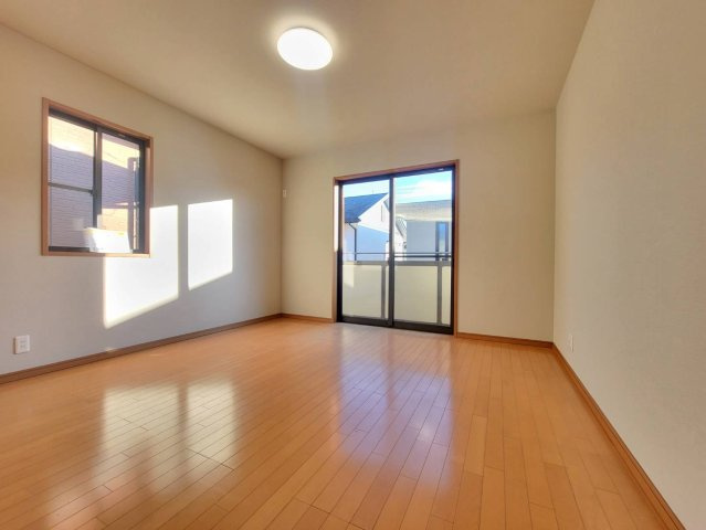 下野市石橋A 中古戸建の洋室|【リフォーム済・2階南東側8帖洋室】
クロス張替、照明交換、クリーニングを行いました。
主寝室から直接出られるバルコニーは、洗濯や空気の入れ替えもスムーズ。
暮らしの動線が整う快適な設計です。
