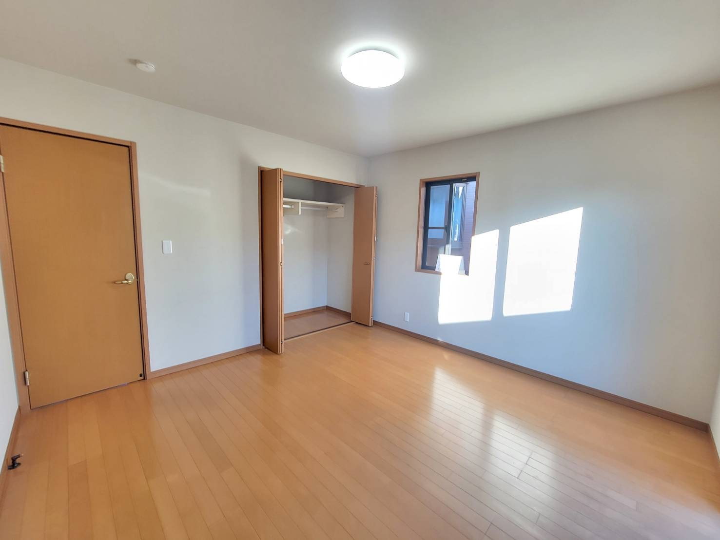 下野市石橋A 中古戸建の洋室|【リフォーム済・2階南東側8帖洋室】
クロス張替、照明交換、クリーニングを行いました。
使いやすいクローゼット付きですので、洋服や小物をすっきり収納できてお部屋を広く使えます。毎日の身支度も快適です。