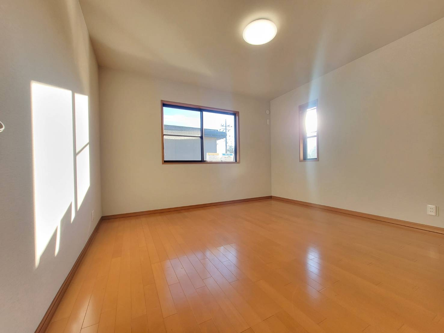 下野市石橋A 中古戸建の洋室|【リフォーム済・2階南西側8帖洋室】
クロス張替、照明交換、クリーニングを行いました。
ほどよい広さで使いやすい洋室。
窓から光が差し込む明るい空間で、毎日を気持ちよく♪
※2026年1月撮影