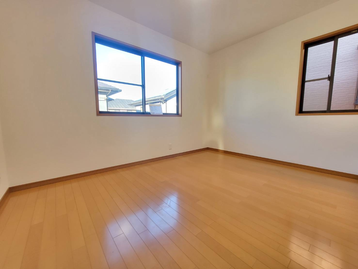 下野市石橋A 中古戸建の洋室|【リフォーム済・2階北側6帖洋室】
クロス張替、照明交換、クリーニングを行いました。
勉強や趣味、仕事に集中できるちょうどいい広さで、
自分だけの時間を大切にできます。
※2026年1月撮影