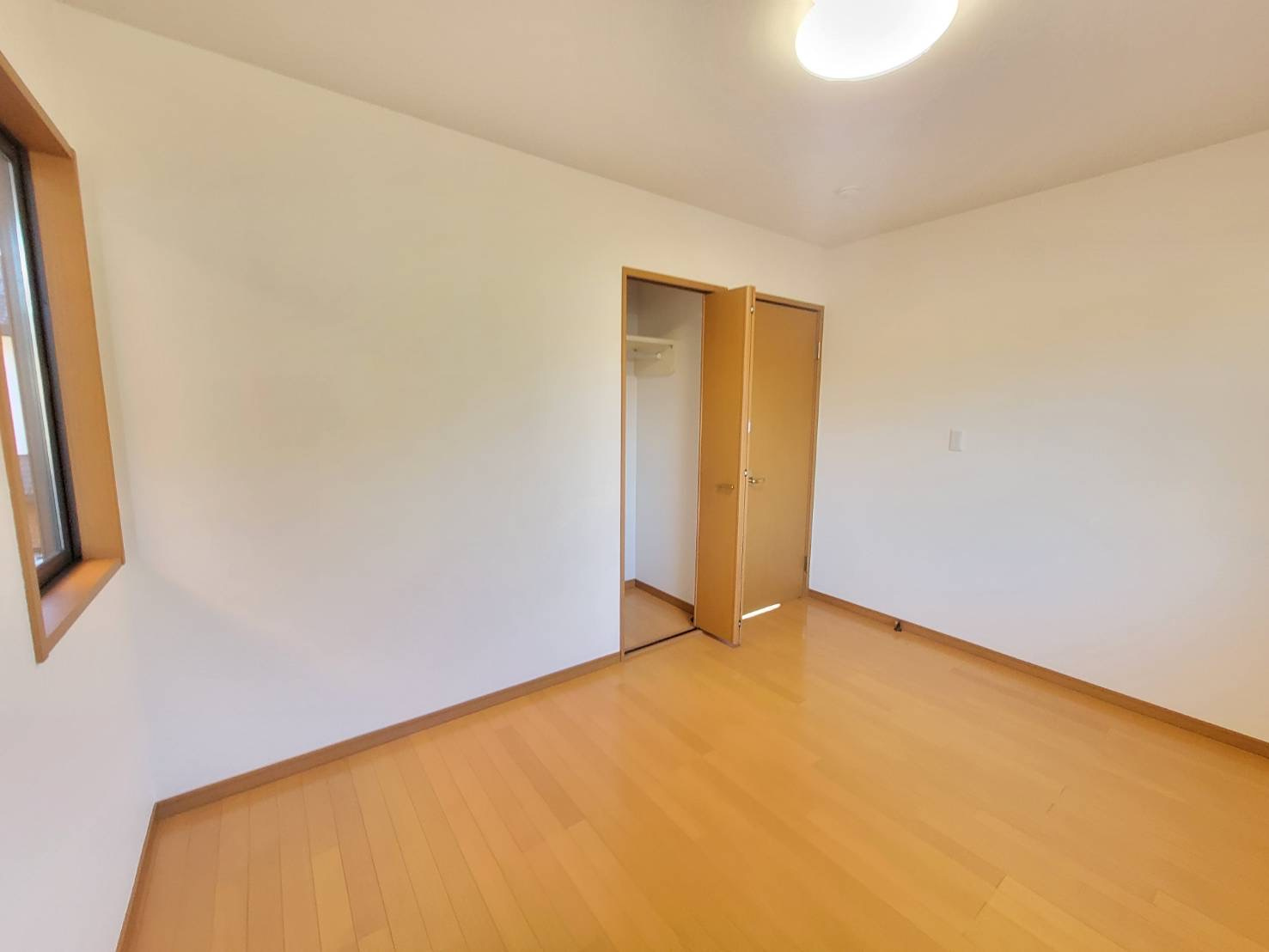 下野市石橋A 中古戸建の収納|【リフォーム済・2階北側洋室6帖】
クロス張替え、照明交換、クリーニングを行いました。
収納力のあるクローゼットが備わった洋室です。
※2026年1月撮影