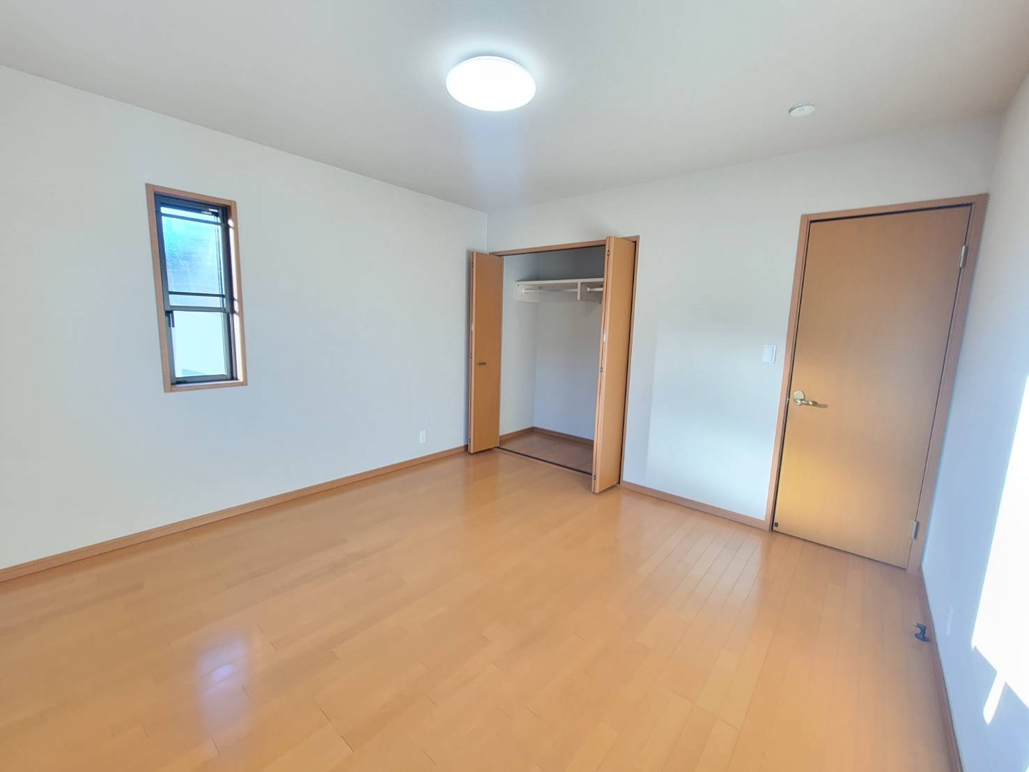 下野市石橋A 中古戸建の洋室|【リフォーム済・2階北側6帖洋室】
全居室便利な収納付き☆しっかり収納して、すっきりとお部屋を使えます。暮らしにちょうどいい収納力です！
※2026年1月撮影