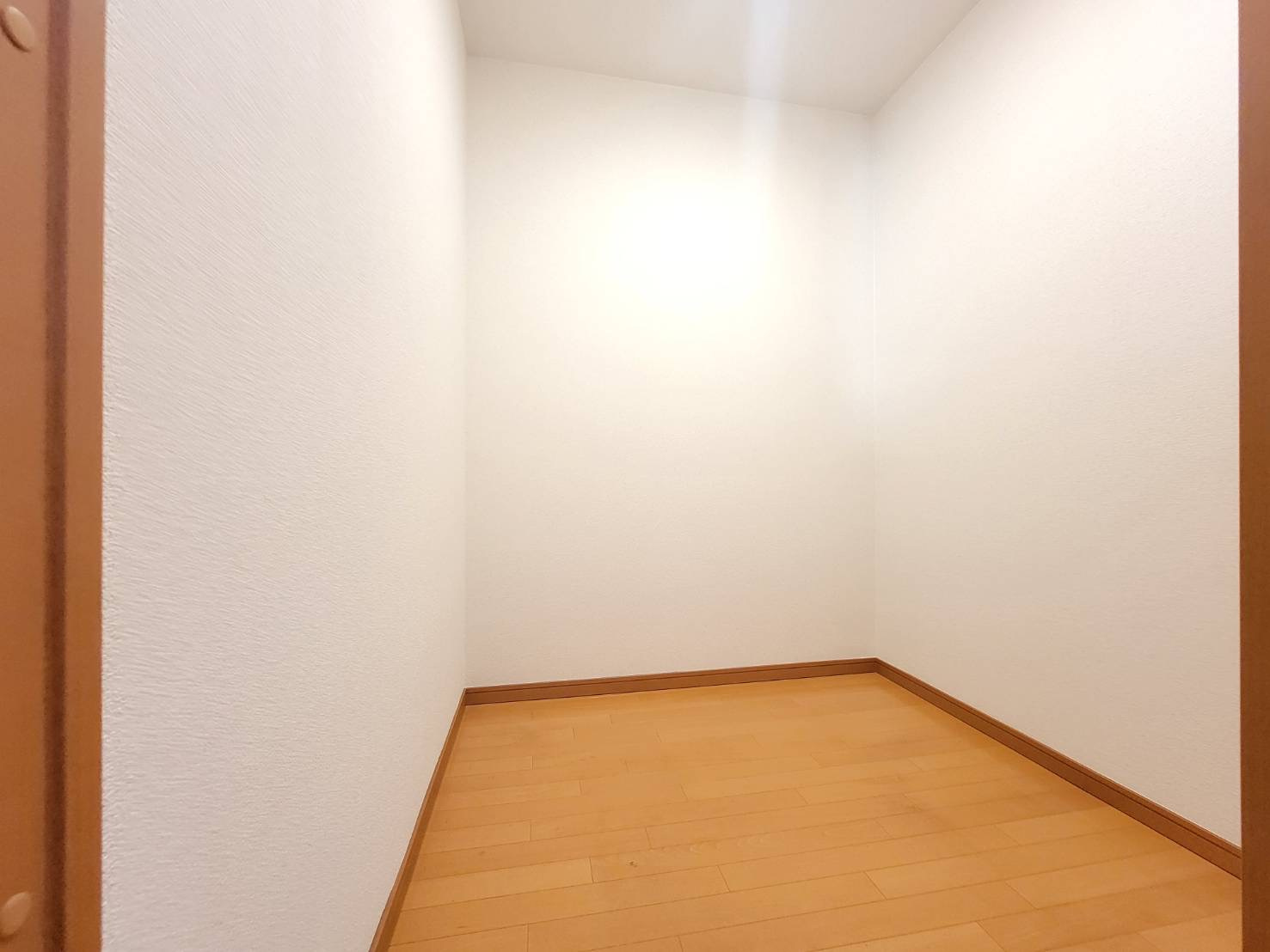 下野市石橋A 中古戸建の収納|【2F納戸】
季節の家電などたっぷり収納できる納戸。ゴルフバッグやキャリーケースなど大きな物もラクラク保管で来ます！
※2026年1月撮影