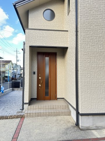 下野市石橋A 中古戸建の玄関|【リフォーム済・玄関】
雨の日でも安心な屋根付き♪鍵交換を行いました。
※2026年1月撮影