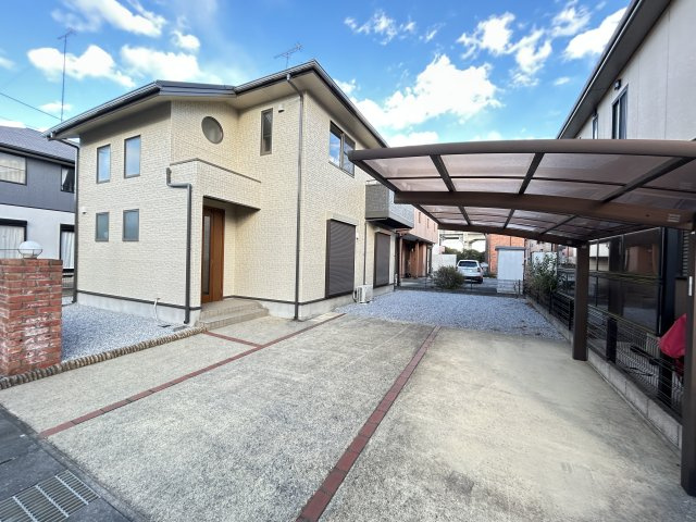 下野市石橋A 中古戸建の駐車場|【リフォーム済・駐車スペース拡張】
庭を整地し、奥まで拡張。カーポート１台分付♪カースペース最大4台可能！
駅チカでありながらカーライフも楽しめる、唯一無二の再生住宅です☆
※2026年1月撮影