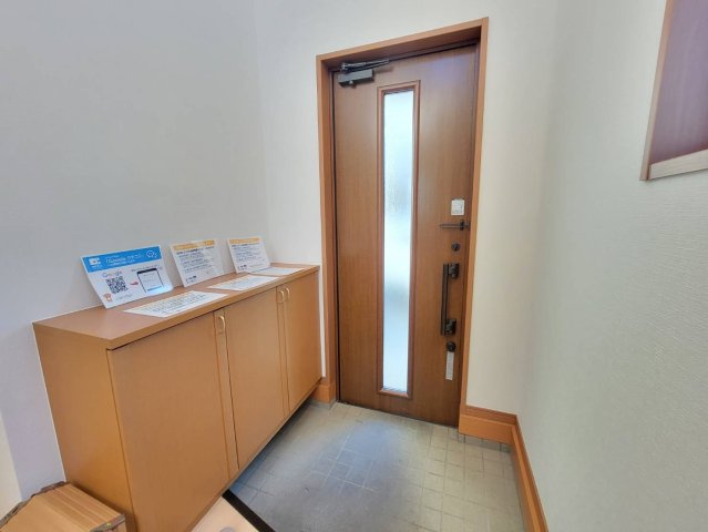 下野市石橋A 中古戸建の玄関|【リフォーム済・玄関】
採光スリットのある玄関ドアで、明るさをプラス！帰宅した瞬間から気持ちが軽くなります♪来客時にも好印象を与えるゆとりの玄関です。
※2026年1月撮影