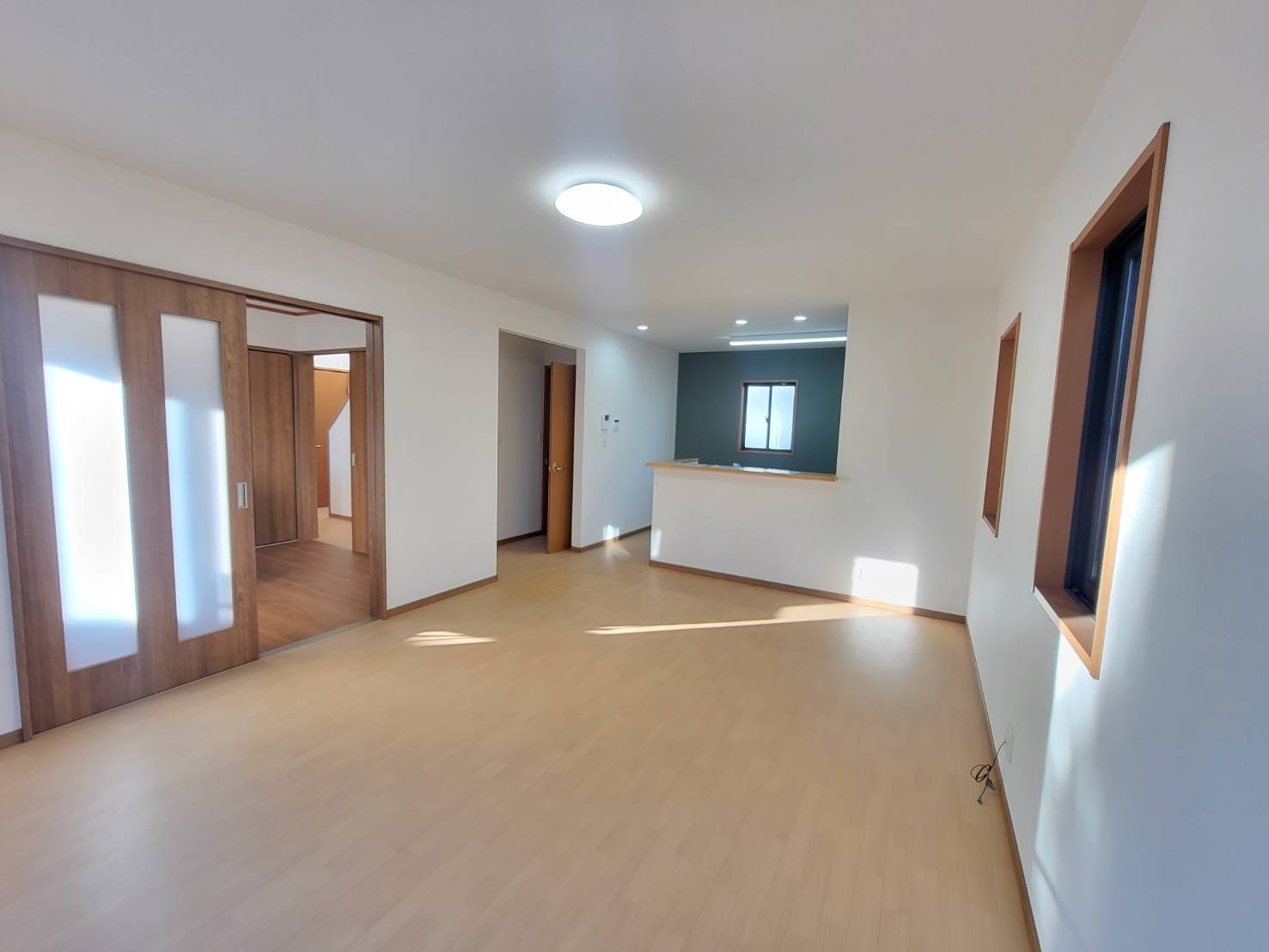 下野市石橋A 中古戸建の居間・リビング|【リフォーム済・LDK16帖】
クロス張替、床はクッションフロア重ね張り、照明交換を行いました。
南向き採光のLDK約16帖は、明るく心地よい家族の中心空間☆
※2026年1月撮影