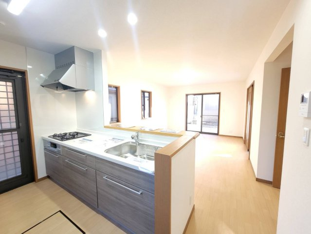 下野市石橋A 中古戸建のキッチン|【リフォーム済・キッチン】
キッチン新品交換。対面キッチンでビングを見渡すことができ、家事をしながらお子様がお友達と遊んでいる様子や、宿題をしている様子を見守ることができます♪
※2026年1月撮影