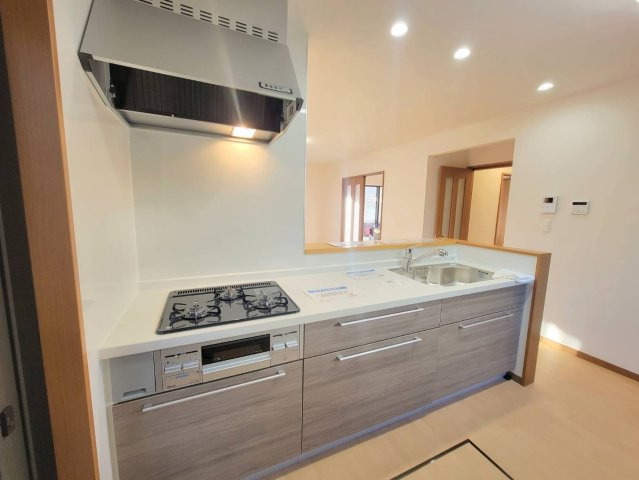 下野市石橋A 中古戸建のキッチン|【リフォーム済・キッチン】
スマートながら大容量の収納を備えたシステムキッチン。
3口コンロつきでお料理もはかどります♪
※2026年1月撮影