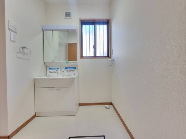 下野市石橋A 中古戸建の独立洗面台|【リフォーム済・洗面化粧台】
3面鏡タイプの新品に交換しました。身だしなみチェックもラクラク♪
収納力もたっぷりで、毎朝の準備が快適です。
※2026年1月撮影