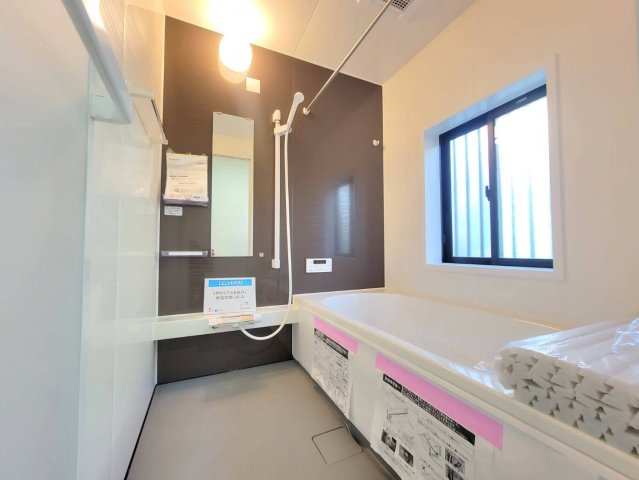 下野市石橋A 中古戸建の浴室|【リフォーム済・浴室】
ハウステック製の新品に交換。1坪以上の浴室はゆったり入浴でき、追焚・浴室暖房・乾燥機付きで一年中快適☆雨の日の洗濯も安心です。
※2026年1月撮影