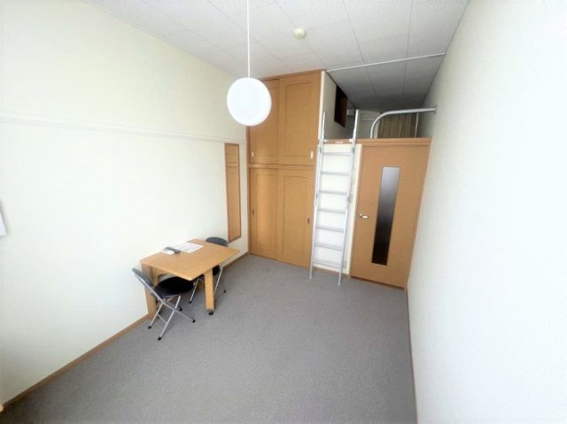 レオパレスＡｎｇｅｌｓⅡの居間・リビング|ワイドな窓にて明るいお部屋