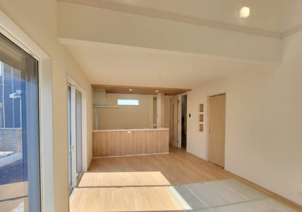 【ブルーミングガーデン】　宇都宮市弥生2丁目の居間・リビング|〇1号棟　LDK18帖〇
光が隅々まで届く開放的なリビング♪
お子様の遊び場やワークスペースを設けても圧迫感がなく、多目的に使える贅沢なゆとりを叶えました☆
※2026年2月撮影