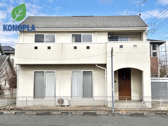【中古戸建】足利市堀込町の外観|■外観｜白ベースの外観は清潔感あふれる明るい印象的で、周囲の景観にも自然と調和しながらやわらかく上品な雰囲気を演出させてくれます♪