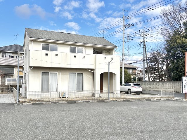 【中古戸建】足利市堀込町の外観|■外観｜現地は、日常に便利なスーパーやコンビニなどの商業施設が身近に揃う便利な立地です。引越し直後は何かとお世話になりそうな商業施設も、車でちょっと行ったところにある嬉しい周辺環境です。