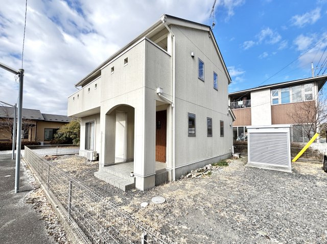 【中古戸建】足利市堀込町のその他|■外観｜駐車スペース広々！バイク用ガレージもございます！