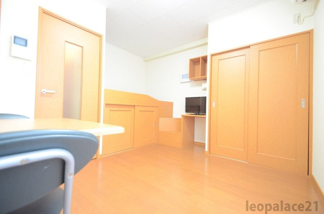 レオパレスラ・フォーレⅢの居間・リビング