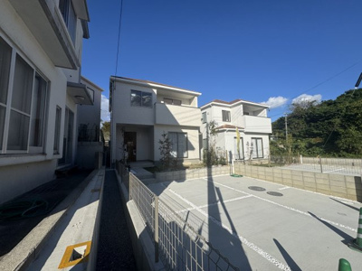 【外観】 | 南城市知念久手堅（全4棟）D号棟 | D号棟　並列駐車4台可♪