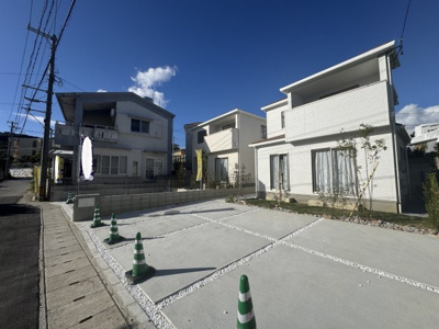 【外観】 | 南城市知念久手堅（全4棟）D号棟 | D号棟　並列駐車4台可♪