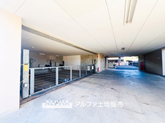 エレンシア立川トレスの駐車場|【Parking 】◆駐車スペース◆を確保した住まい。日々の車の出し入れがしやすく、来客時にも対応可能。カーライフを前提とした、安心感のある住環境です。