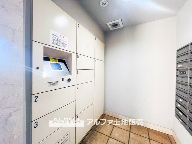 エレンシア立川トレスの設備|【Home delivery box】
◆宅配BOX◆留守がちな家庭の状況により宅配ボックスを設置した事で、いつでも気兼ねなく荷物が取り出せます。