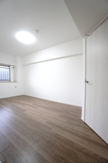 【洋室】 | 【上質リフォーム】フローレンス田方ウイングテラス | 【洋室約7.0帖】
心と体をゆったりと安らげる主寝室。
寝室のゆとりが大きい分だけ、
暮らしの安らぎは深まります。
一日の疲れを癒すだけでなく、
ご夫婦の親密な語らいを紡ぎ出します。