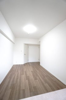 【洋室】 | 【上質リフォーム】フローレンス田方ウイングテラス | 【洋室約7.0帖】
どんな家具や敷物でも部屋に馴染みやすく、
コーディネートがし易そうですね。
配置も柔軟に対応できるので身の回りの整理もし易い！
自分好みの空間に出来そうですね！