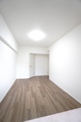 【洋室】 | 【上質リフォーム】フローレンス田方ウイングテラス | 【洋室約7.0帖】
どんな家具や敷物でも部屋に馴染みやすく、
コーディネートがし易そうですね。
配置も柔軟に対応できるので身の回りの整理もし易い！
自分好みの空間に出来そうですね！