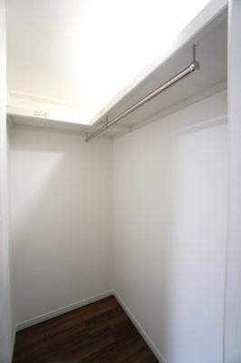 【収納】 | 【上質リフォーム】フローレンス田方ウイングテラス | 【約0.7帖WIC】
広々しているので、各アイテムが美しく整頓でき、
毎朝の準備がスムーズかつストレスフリーに！
まるで自分だけのブティックにいるかのような
贅沢な気分を味わえる♪