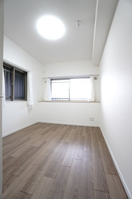 【洋室】 | 【上質リフォーム】フローレンス田方ウイングテラス | 【洋室約5.6帖】
居室にはクローゼットを完備。
自由度の高い家具の配置が叶うシンプルな空間です。
お子様の成長と人数と共に必要になる
子供部屋にもぴったりの間取りですね。