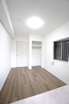 【洋室】 | 【上質リフォーム】フローレンス田方ウイングテラス | 【洋室約5.6帖】
こども部屋をコーディネート！このぐらいの広さがあれば、 
お子さんの好きな色やモチーフを使ったコーディネートで、
勉強もお片付けも全部楽しいお気に入りの空間にしていけそうですね。