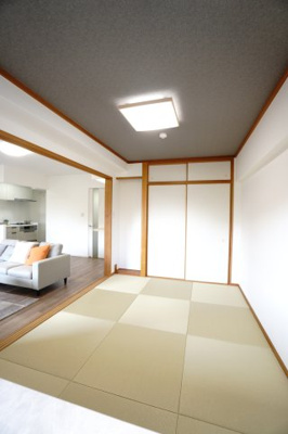 【和室】 | 【上質リフォーム】フローレンス田方ウイングテラス | 【Japanese-style room】
リビングに隣接した和室。
冬はコタツを置いたり、優しい畳の感触は
赤ちゃんのお昼寝にもぴったり！
居室スペースとしてだけでなく、客間としても活用できます。