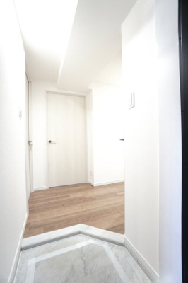 【玄関】 | 【上質リフォーム】フローレンス田方ウイングテラス | 【玄関ホール】
人を迎え入れる最初の場所だからこそ、
清潔感があり纏まった空間にして頂ける様に
シューズクロークを設置。
照明はオートライト。消し忘れや
出入りが暗くならなく済みます！