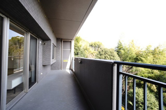 【バルコニー】 | 【上質リフォーム】フローレンス田方ウイングテラス | 【バルコニー】
リビング全面が接するワイドバルコニー。
前面の建物が邪魔することなくよく陽が当たり、お洗濯物もすぐ乾きそう！
この位の広さがあると、エアコン室外機を置いても十分なスペースを保てます。