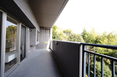 【バルコニー】 | 【上質リフォーム】フローレンス田方ウイングテラス | 【バルコニー】
リビング全面が接するワイドバルコニー。
前面の建物が邪魔することなくよく陽が当たり、お洗濯物もすぐ乾きそう！
この位の広さがあると、エアコン室外機を置いても十分なスペースを保てます。