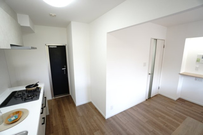 【キッチン】 | 【上質リフォーム】フローレンス田方ウイングテラス | 【キッチンルーム】アンティウッドラテの穏やかな木目が、暮らしの背景になるキッチン。白と木のバランスが美しく、日常の風景をさりげなく整えてくれます。毎日の料理時間も心地よく、家族の会話も自然と生まれます