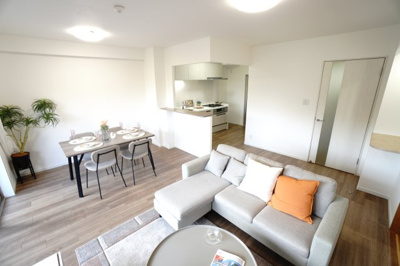 【居間・リビング】 | 【上質リフォーム】フローレンス田方ウイングテラス | 【約15.9帖LDK】
自然を感じられる雰囲気のインテリアがよく似合い
天然素材やグリーンを取り入れて、
ナチュラルな雰囲気が作りやすい。
ディスプレイの仕方によっては、
個性的で魅力的なお部屋に。