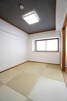 【和室】 | 【上質リフォーム】フローレンス田方ウイングテラス | 【Japanese-style room】
リビングに隣接した和室。
冬はコタツを置いたり、優しい畳の感触は
赤ちゃんのお昼寝にもぴったり！
居室スペースとしてだけでなく、客間としても活用できます。