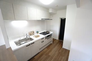 【キッチン】 | 【上質リフォーム】フローレンス田方ウイングテラス | 【キッチンスペース】
キッチンから玄関ポーチへ直接出られる勝手口付き。
買い物帰りもスムーズな回遊動線で、家事効率が高まる嬉しい間取り。
動きやすさを考えた、家事ラクキッチンが魅力です。