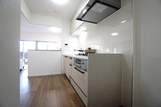 【キッチン】 | 【上質リフォーム】フローレンス田方ウイングテラス | ☆キッチンの特徴☆
・クリナップ社製
・アクリストンワークトップ
・浄水器一体型ハンドシャワー水栓
・一度に5人分食器洗い乾燥機は後付け可能
・フラットスリムレンジフード
・換気扇幕板が他の面材と同色