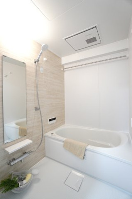 【浴室】 | 【上質リフォーム】フローレンス田方ウイングテラス | 【バスルーム】
TOTO社製RWシリーズは
「ゆるリラ浴槽」「カラリ床」で独自の技術によりバスタイムを
よりよく演出してくれます！
更に、浴室暖房乾燥機が標準設備！
お手入れが楽なシステムバスです。