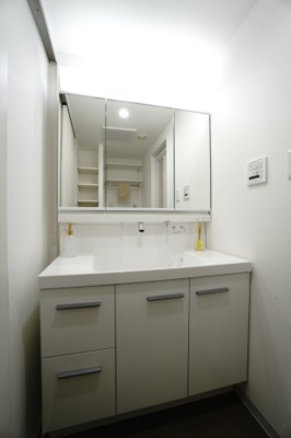 【独立洗面台】 | 【上質リフォーム】フローレンス田方ウイングテラス | 【コスメカウンター】
LIXIL社製!
キレイアップカウンターが特徴の本商品は、
継ぎ目等が少なく、上から吐水の水栓なので、
水がたまりにくくお手入れ楽々です。
3面鏡裏やボウル下の収納も使いやすい！