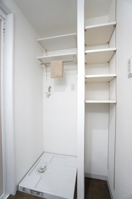 【独立洗面台】 | 【上質リフォーム】フローレンス田方ウイングテラス | 【パウダールーム】
嬉しい、タオル掛け付きの2段可動式のリネンラック。
しかも装着が楽なワンタッチ式の給水栓！
洗濯機置場はドラム式の洗濯機も入るサイズですが、
お手持ちのサイズが入るか要確認です！